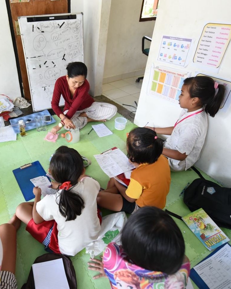 A group of students from Melinggih Kelod engaged in hands-on environmental activities at the Klub Lingkungan.
